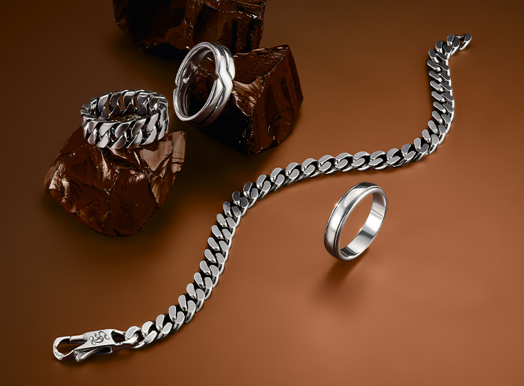 silver thomas sabo mens rings with a curb bracelet on a brown background with rocks