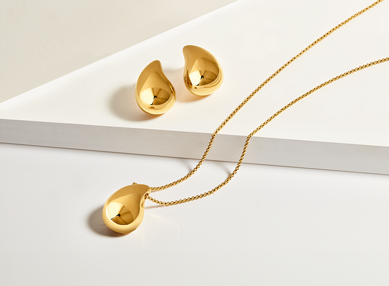 A yellow gold teardrop necklace and matching earring set